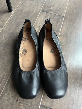 Taos Black Leather Upper Round-Toe Ballet Flats